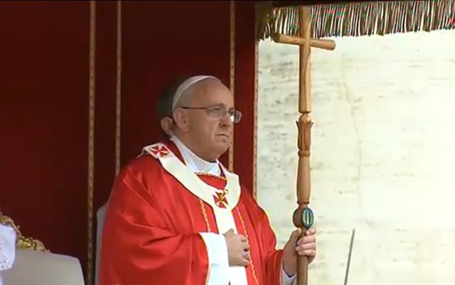 Papa Francisco con el báculo de madera realizado por presos italianos