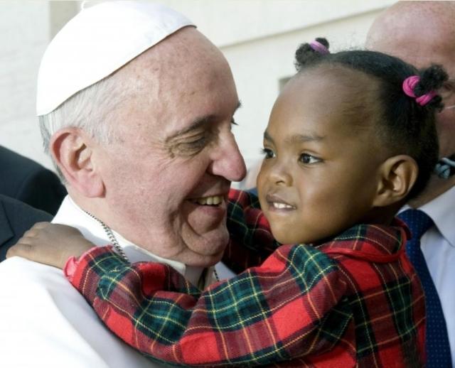 Papa Francisco y niña